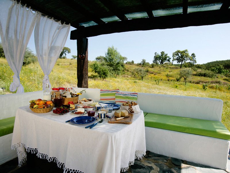 8-Moinho-do-Maneio-Penamacor-Portugal-Country-House-Breakfast-Eating-Outside